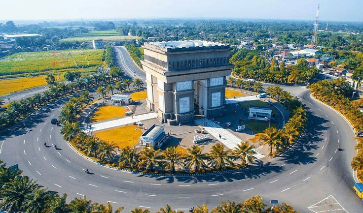 simpang lima gumul, the arc de triomphe of #kediri, east java, #indonesia photo by ig @ryoaulya